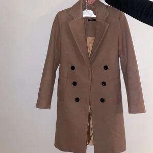 Kappa beige 34 - Helt ny kappa storlek 34. Kommer från ett djur och rökfritt hem.