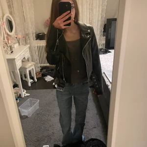 Skinnjacka - Super fin skinnjacka från zara i jätte fint skick. Köpt hösten 2021 men har bara använts 2-3 gånger. 