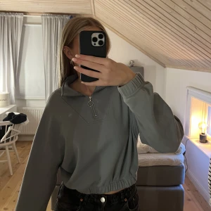 Zipup tröja  - Blå/grön ziptröja från bikbok🩷