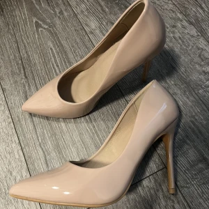 Klackskor - Har fått från en släkting men passade inte mig. Väldigt fina och knappt använda. Dem har en glansig yta och är färgen beige/ljusrosa/gammaldagsrosa. Är storlek 38 men större i passform.
