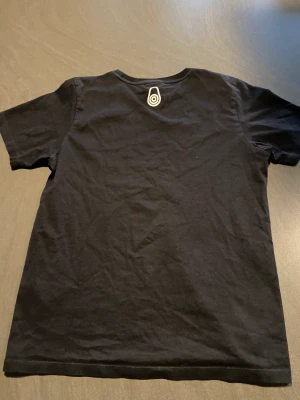 Sail racing t-shirt  - Hej! Säljer min sail racing t shirt då den börjar bli för liten. Den är i bra skick då den inte användes så mycket. Stl 160.