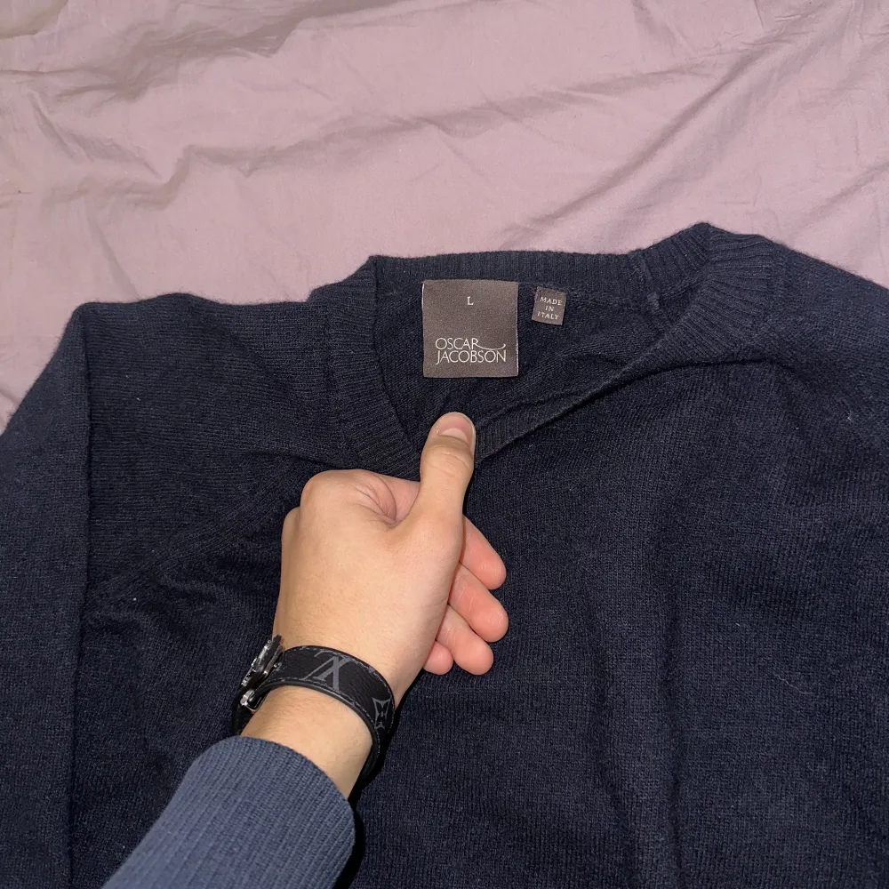 Marinblå sällan använd stickad tröja från Oskar Jacobsson. Storleken är L men passar M. Stickat.