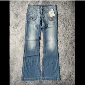 Helt nya jeans!! midjemått: 42 innerbenslängd: 82  (pris går att diskutera!)