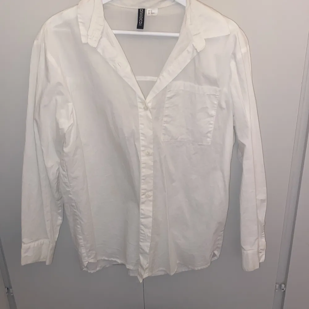 Säljer denna superfina vita skjorta från hm, använd ca 2 gånger . Skjortor.