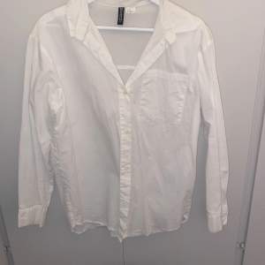 Säljer denna superfina vita skjorta från hm, använd ca 2 gånger 