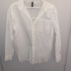 Vit skjorta - Säljer denna superfina vita skjorta från hm, använd ca 2 gånger 
