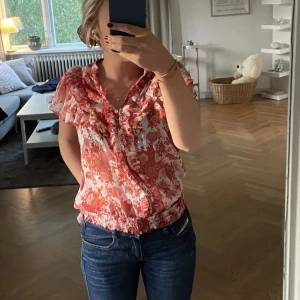 Mönstrad blus  - Supersöt mönstrad blus från vila storlek S💗