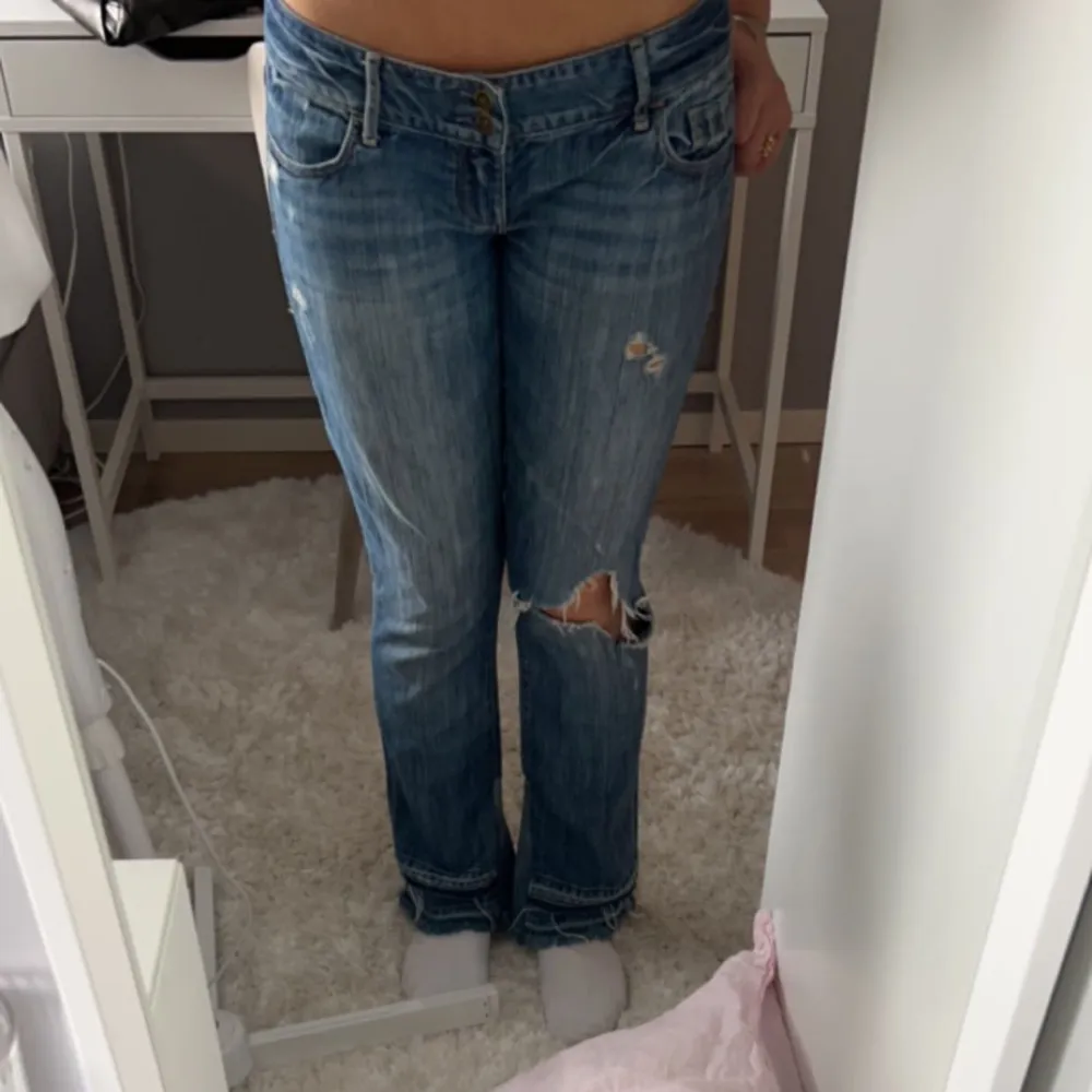 Skitsnygga lågmidjade jeans med hål!!😍😋 Tyvärr lite stora på mig så därför säljer jag dem💕 Midjemåttet rakt över är 40cm och Innerbenslängden är 80cm💓. Jeans & Byxor.