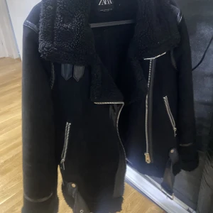 Zara jacka  - Säljer min zara jacka som inte kommer till användning längre. Jackan är i bra skick