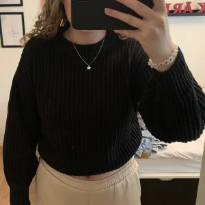 Stickad tröja - Stickad kortare tröja från NA-KD. Fint skick men används inte längre. Nypris 350kr. Jag ansvarar inte ifall något händer med varan under frakten 