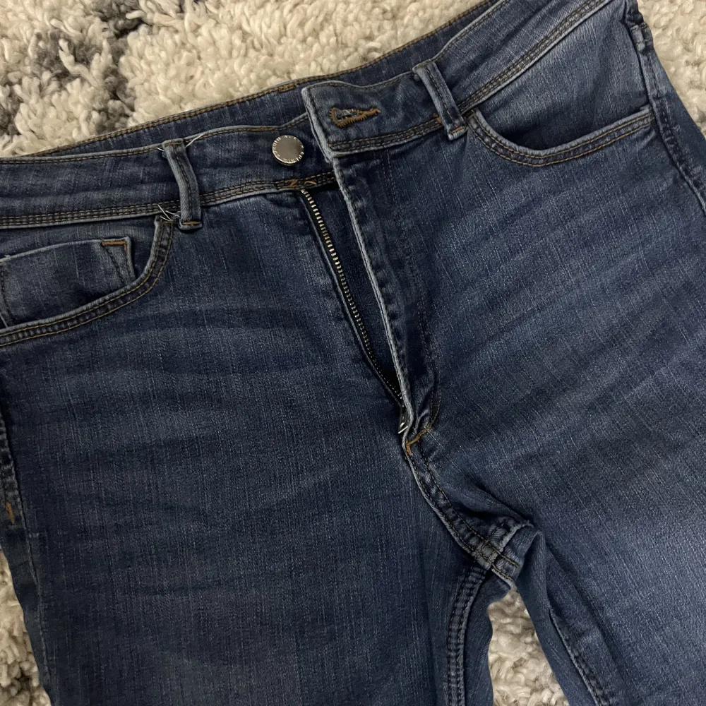 Säljer dessa mörk blåa jeans i modellen flare, och på mig sitter de mid waist. Jeans & Byxor.