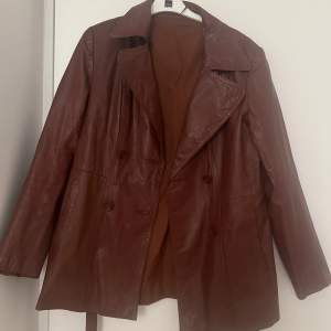 Dream leather coat, vintage, 100% leather. Tag says size 42 but it definitely fits more like a medium/large or even a oversized small. The jacket is in great condition but the sleeve at the top ripped at seam and will need to be sewed. Ask anything!!