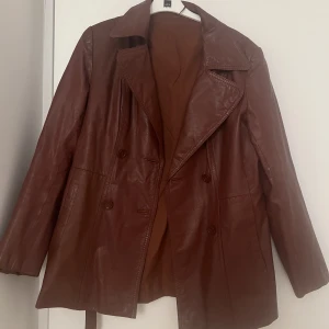 Burgundy leather coat - Dream leather coat, vintage, 100% leather. Tag says size 42 but it definitely fits more like a medium/large or even a oversized small. The jacket is in great condition but the sleeve at the top ripped at seam and will need to be sewed. Ask anything!!
