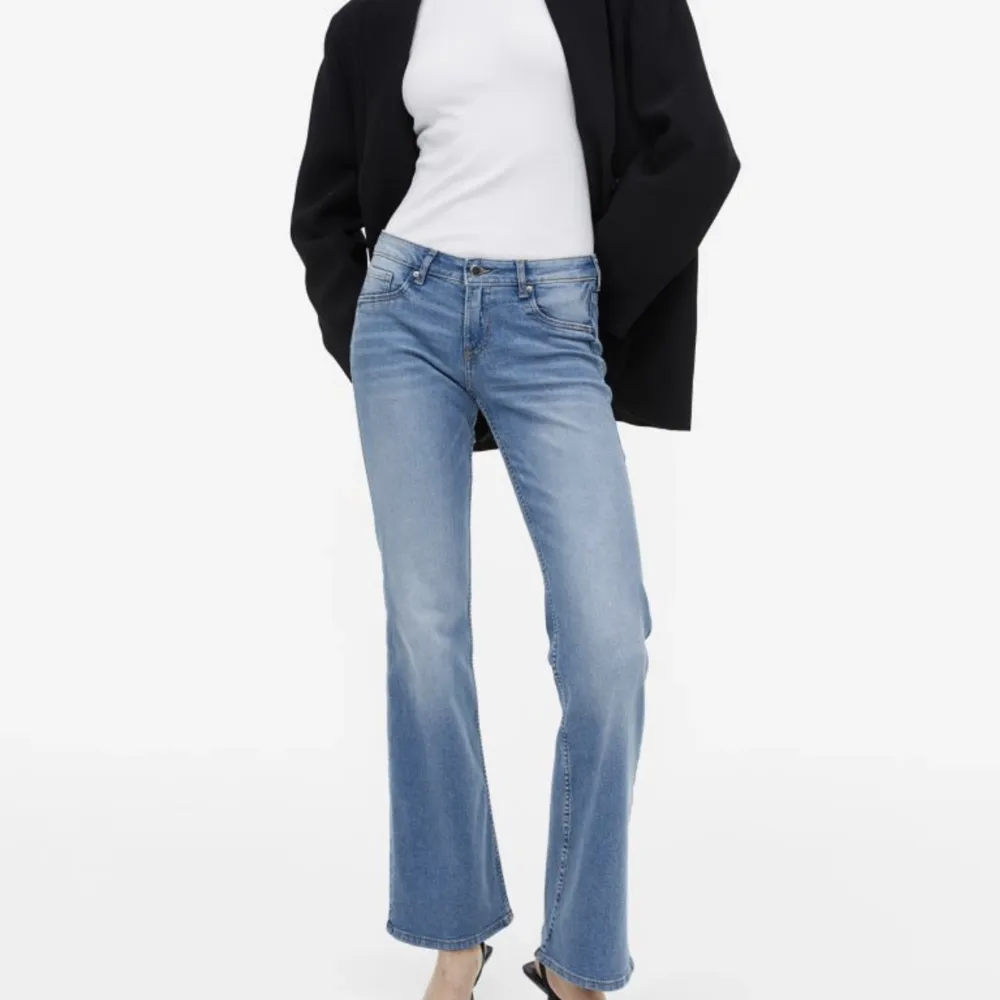 Snygga low waist bootcut jeans från H&M i fint skick. Säljer pga att de inte kommer till användning 💕. Jeans & Byxor.