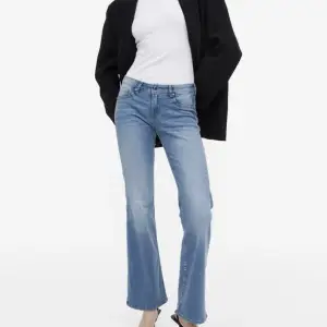 Snygga low waist bootcut jeans från H&M i fint skick. Säljer pga att de inte kommer till användning 💕