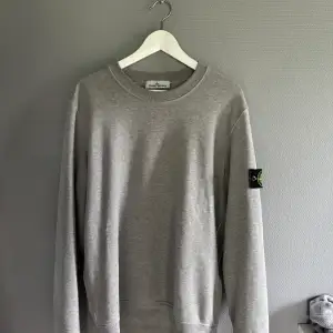 Stone island sweatshirt grey, 9/10 i skick, använd ganska mycket men är fortfarande som ny, retail: 2899kr, mitt pris 1000kr skriv vid fråga eller funderingar, Scan finns och kvitto finns