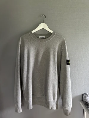 Stone island sweatshirt  - Stone island sweatshirt grey, 9/10 i skick, använd ganska mycket men är fortfarande som ny, retail: 2899kr, mitt pris 1000kr skriv vid fråga eller funderingar, Scan finns och kvitto finns