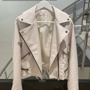 Jacka - Oanvänd jacka från mango