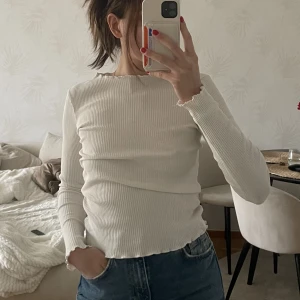 Tröja - Ribbad vit tröja från NA-KD.