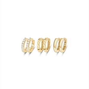 3-pack mini huggie hoops från Muli Collection i guld. Använda fåtal gånger. Köpta för 499 kr ✨