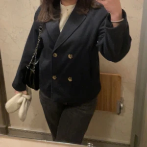 Marinblå kappa  - En superfin och mysig höst/vår kappa i marinblå ifrån Mango. Kappan är använd ett fåtal gånger och har inga defekter💕Säljer då jag har köpt nya kappor. Frakt tillkommer och hör av er vid frågor🩷🩷 (kappan passar mig som har XS/S i jackor)