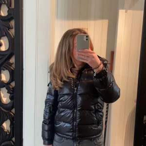 Moncler maya  - Lägger ut detta pga för liten 💕 Jag lägger nu ut min Moncler för att i första hand byta den då en är för liten, kan dock sälja till ett bra pris. Den är i strl 152 men skulle vilja byta till en i 0/xs👍🏼 byter endast till en likadan fast större🌸