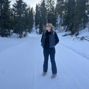 Skinnväst från Zara - Säljer min svarta skinnväst från Zara i storlek M då den inte kommer till användning så mycket längre. Västen är väldigt fin och är i ett väldigt gott skick💞knappt använd #skinnväst #zara