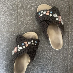 Inuikii - Ett par jättefina inuikii tofflor i bra skick, sjukt snygga tofflor älskar dom!🩷vill även säga att ja tycker dom passar någon som har 38 eller 39 i storlek