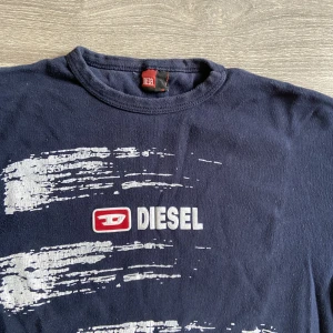 Diesel tshirt - En diesel tshirt. Storlek ca M. Färgen är blå.   Mått: •längd 59-60cm •armhåla till armhåla 53cm