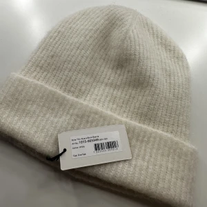 mössa - mössa från nakd, aldrig använd ❤️ säljer då jag inte kan skicka tillbaka den! prislapp är kvar 🥰