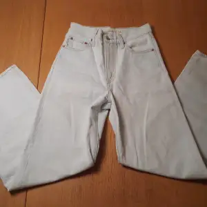 Ett par highwaisted levis jeans. Finns några minimala fläckar som man inte märker på nedre delen av byxorna. Annars är de i bra skick.