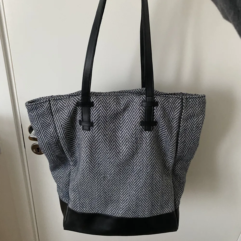 Totebag i tjockare material, finns även liten ficka med dragkedja på insidan! Får plats med dator, block osv🩷🩷Se bild 2 för aningen slitet typ på mitten.. Väskor.