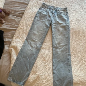 Lådmidjade jeans - Säljer dessa jeans då de är för små för mig. Raka i benen. Modellen ser ni på bild på och säger stämmer överens med bild 1 med. Använda ett få tal gånger🥰