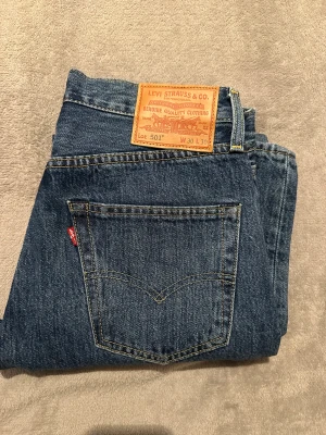 Levis 501 jeans  - HELT NYA Levis 501 i en populär färg. Jeans är aldrig använda då dem är fel i storleken. Perfekta för hösten/vinter. Pris kan diskuteras 