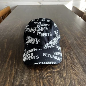 Vetements keps  - Keps från Vetements  Helt ny med tags  Nypris £315 / ~4225kr  Mitt pris 2100kr