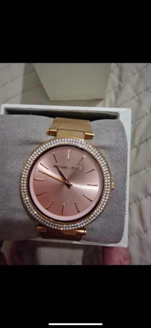 Michael kors klocka - En ny och knappt använd klocka med plast kvar som bara har varit i sin förpackning :) Nypris: 1300 Säljer för 800. Priset kan diskuteras vid snabb affär :)