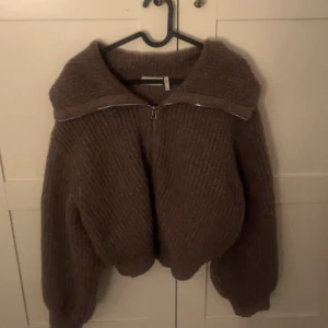 Cardigan Weekday - Superfin brun/beige cardigan med dragkedja från Weekday i storlek S🤍Nypris är ca 800kr. Säljer eftersom jag har en liknande