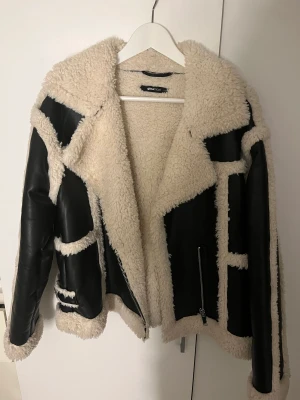 Vinterjacka  - Superfin vinterjacka som passar till alla tillfällen!  Använd fåtal gånger, därav i bra skick 🤩🩷  Skriv för fler bilder 