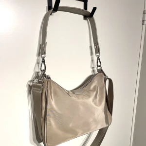 Axelremsväska  - Axelremsväska köpt på Ullared. Två remmar - en kortare och en längre som är justerbar. Bra förvaring och fickor. En ficka på baksidan. På insidan finns ett fack med dragkedja. Sedan 2 fack utan dragkedja.  Skick: bra. Nypris ca 200kr.