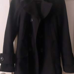 Säljer denna otroligt varma ull kappa perfekt till höst och vinter storlek 34 från Lindex 🍂🍁❄️i marinblå