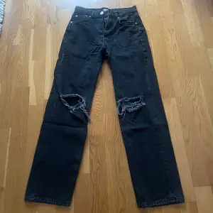 Jeans stl 34 från Gina tricot i bra skick 100 kr, köparen står för frakten 