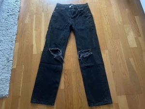 Jeans stl 34 från Gina tricot  - Jeans stl 34 från Gina tricot i bra skick 100 kr, köparen står för frakten 