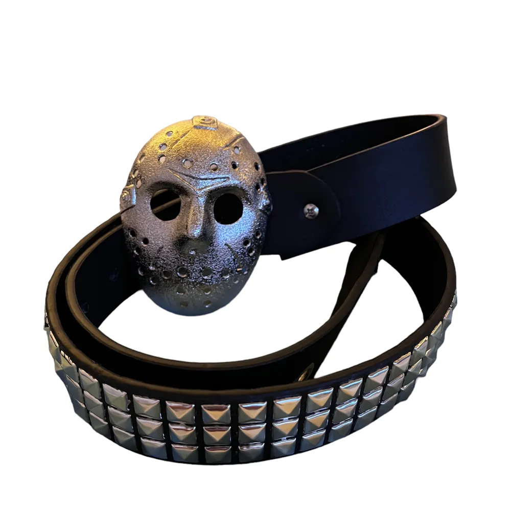 Skärp med fetaste bucklen. Bra kvalite på både skärp och buckle. Unikt och fett som fan nämn en annan som pullar upp med jason buckle. Perfekt för halloween dripen!  Köparen står för frakt och potentiellt slarv ifrån postnord/instabox!. Accessoarer.