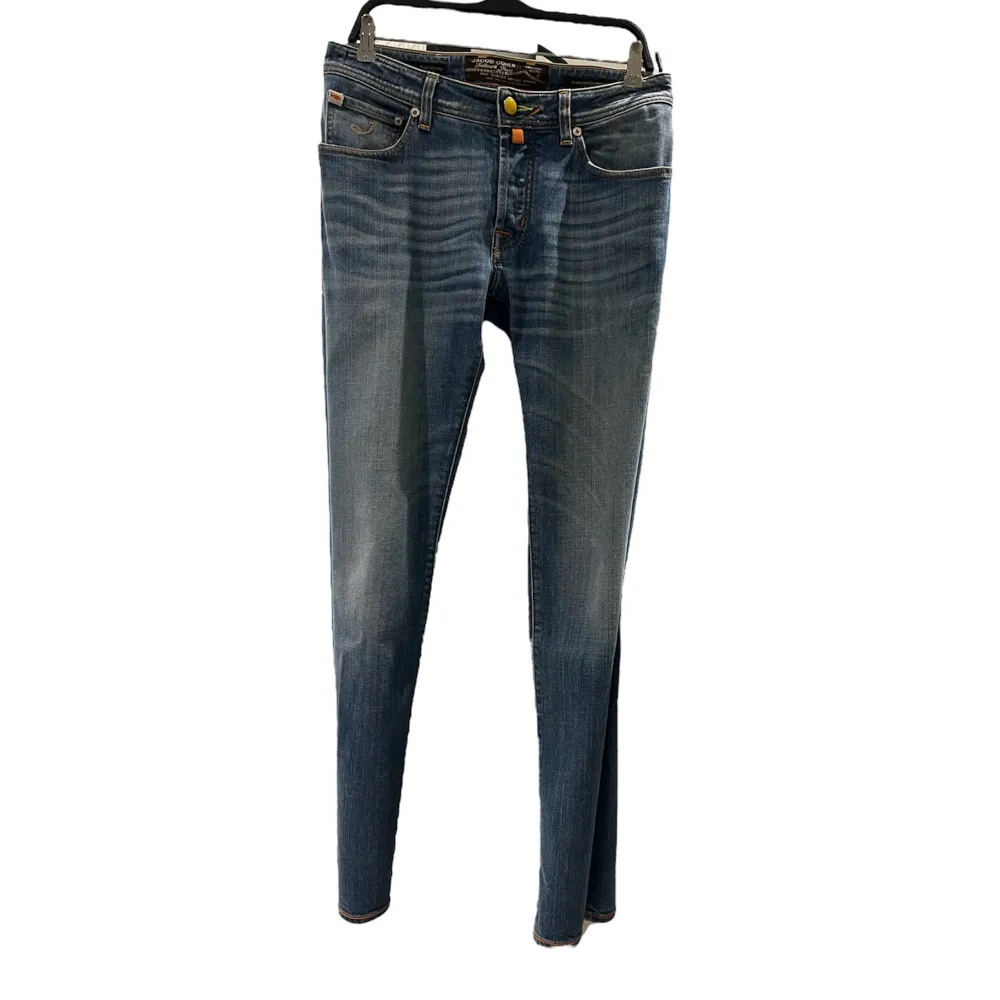 Säljer ett par limiterade J Cohën jeans i strl 32! Ett par Slim fit jeans ! Väldigt fräscha och ett högt skick. Priset ligger på 1499 då Org pris kan vara upp mot 6 tusen. Hör av dig om du har frågor eller vill diskutera pris!. Jeans & Byxor.