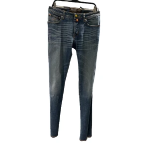 Jacob cohën jeans - Säljer ett par limiterade J Cohën jeans i strl 32! Ett par Slim fit jeans ! Väldigt fräscha och ett högt skick. Priset ligger på 1499 då Org pris kan vara upp mot 6 tusen. Hör av dig om du har frågor eller vill diskutera pris!