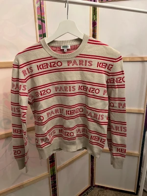 Kenzo tjocktröja small/medium - Kenzo tröja knappt använd💕 Storlek medium men är liten i storlek och passar small 