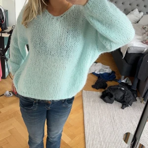 Stickad tröja  - Jätte snygg turkos/ljusblå stickad tröja från vero Moda som endast är använd typ 2 gånger och i jätte fint skick💕❤️
