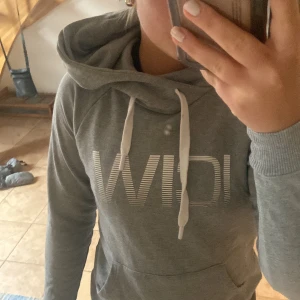 Iciw hoodie - Ur snygg iciw hoodie som tyvärr inte kommer till användning. Ett litet hål i ärmen (därav priset) ❤️