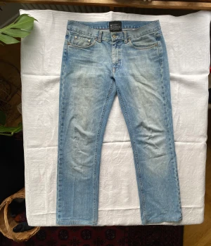 Acne action jeans - Acne denim med blekta knän och bak