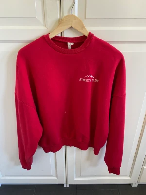 Sweatshirt Nelly - Säljer min röda sweatshirt från Nelly! Bra skick, storlek Xs. Mitt pris: 100kr! Skriv om du har någon fråga eller vill ha fler bilder! 💞💞